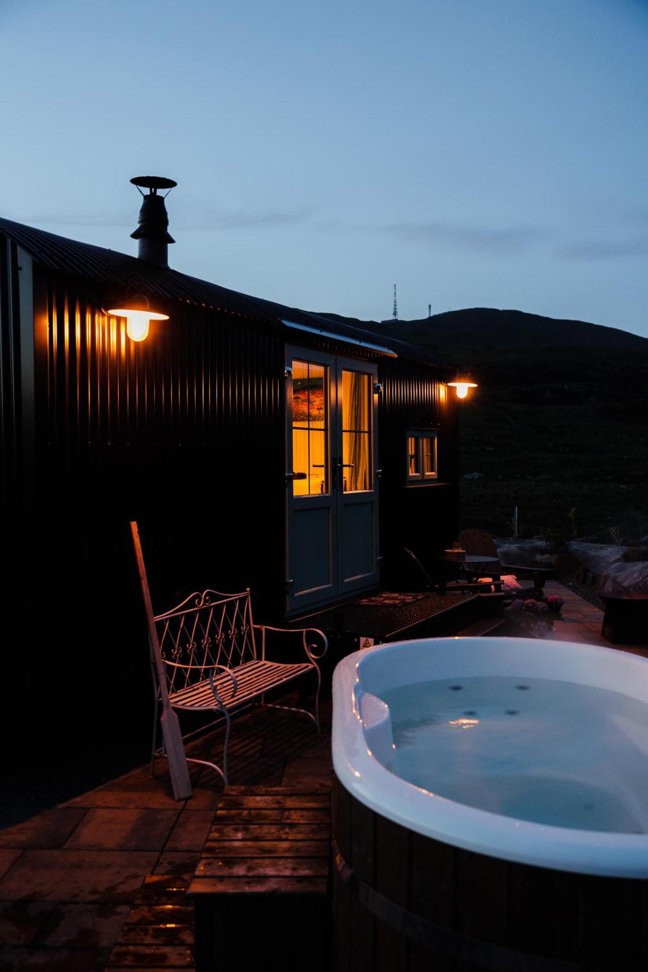 Black Hut At Slieve Croob Glamping Ballyward Extérieur photo